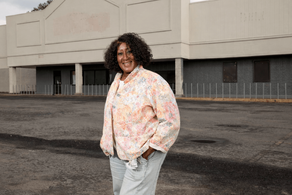 Meet ‘Aunt Rhonda,’ whose years of persistence will bring a store to a Syracuse food desert&nbsp;(Syracuse.com)